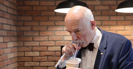 Janusz Korwin-Mikke pobiera dwie emerytury. Z dwóch krytykowanych przez niego źródeł