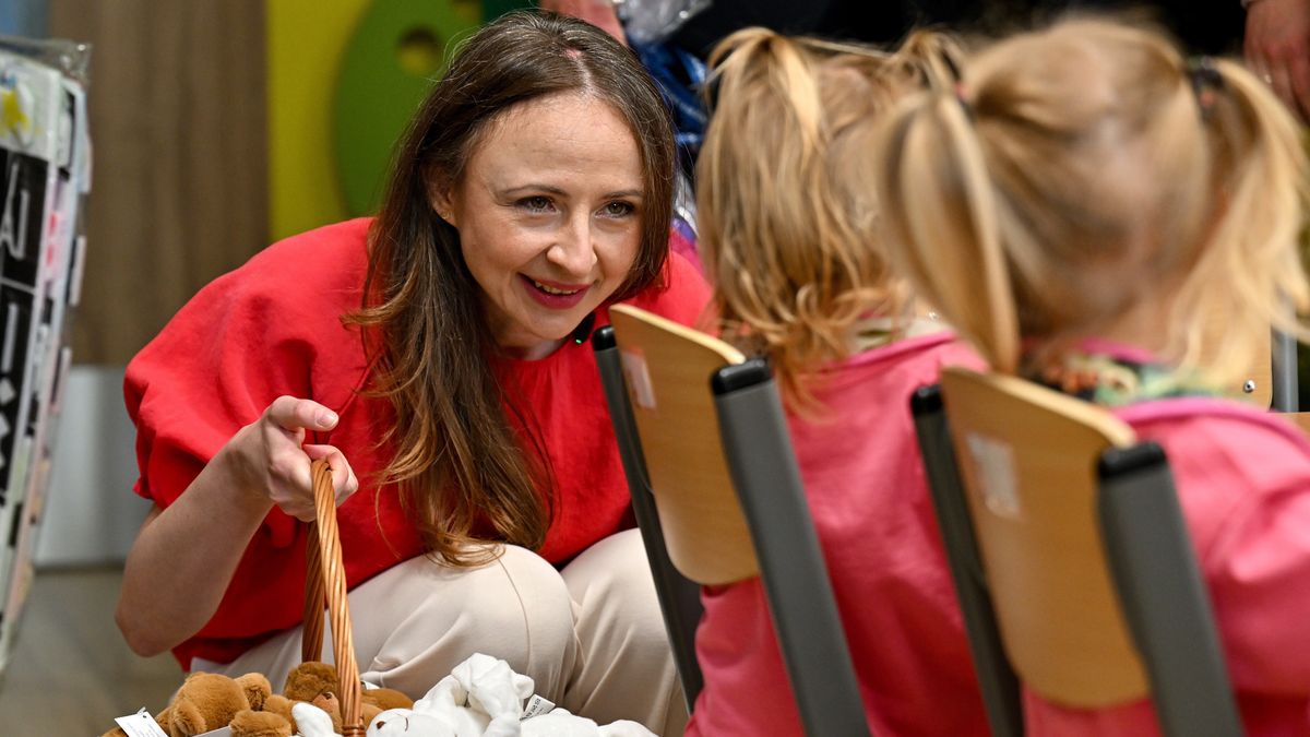 Agnieszka Dziemianowicz-Bąk
Radom, 01.06.2026. Minister rodziny, pracy i polityki społecznej Agnieszka Dziemianowicz-Bąk (P) podczas otwarcia nowego żłobka przy ul. Piastowskiej w Radomiu, 1 bm. (aldg) PAP/Piotr Polak
Piotr Polak
dzieci, otwarcie, polityk, polityka, żłobek, edukacyjna, maluch, malucha, maluchy, nowy, opieka, opiekuńcza, placówka, żłobkowicze, Agnieszka Dziemianowicz Bąk