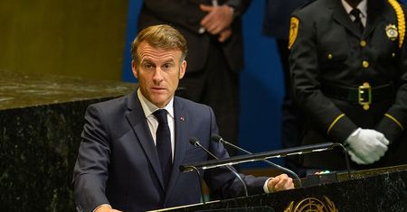 Kryzys polityczny we Francji. Narasta presja wobec Macrona