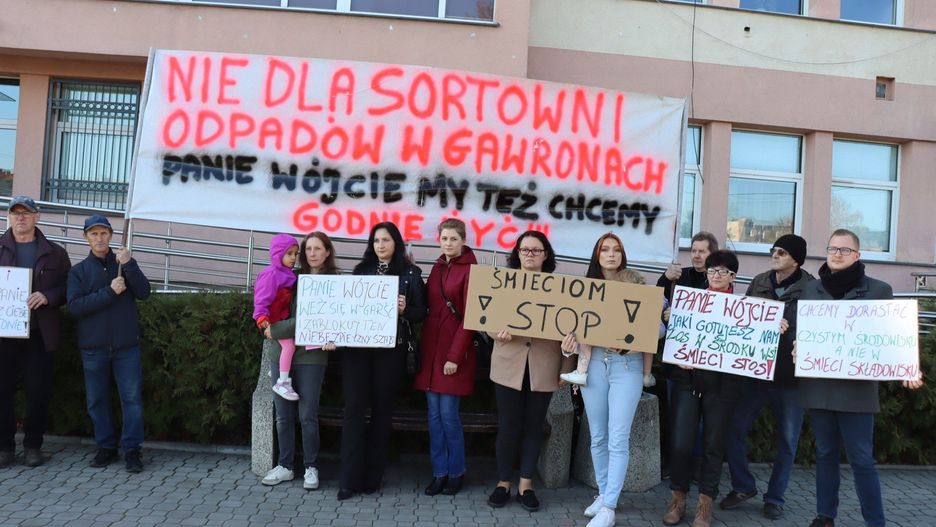 Protest przed Urzędem Gminy w Łęczycy. Mieszkańcy Gawron sprzeciwiają się budowie sortowni