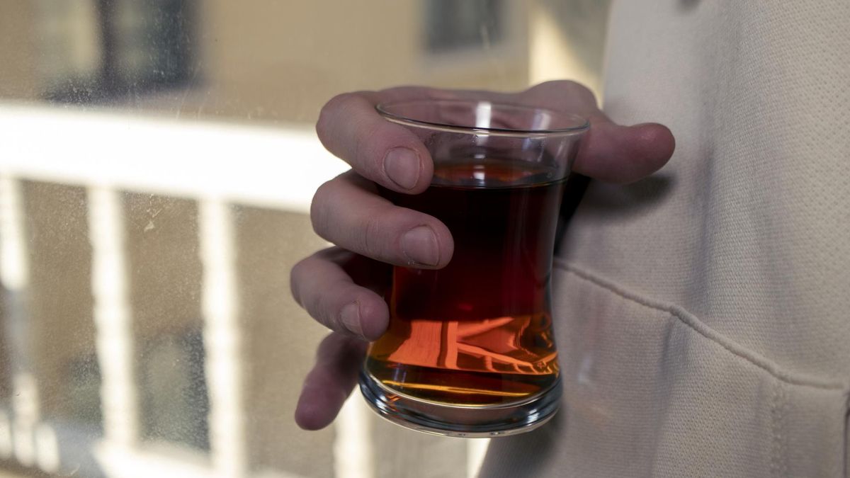 Dlaczego ludzie w Turcji piją gorącą herbatę w upalne dni?