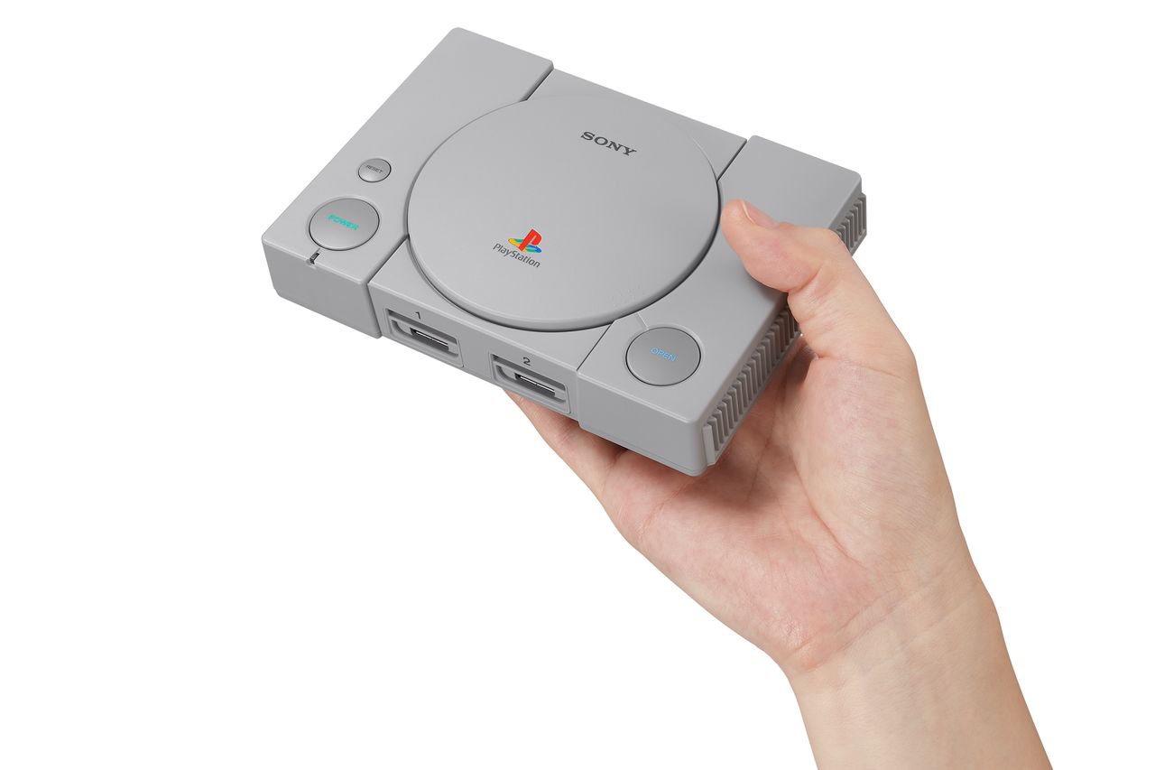 PlayStation Classic będzie o około 45 procent mniejsza od oryginalnej konsoli, źródło: PlayStation Blog.