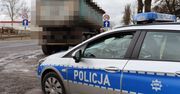 Lubin. Butelka alkoholu w kabinie, kierowca nie mógł ustać na nogach. Przed policjantami uciekł do lasu
