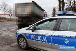 Lubin. Butelka alkoholu w kabinie, kierowca nie mógł ustać na nogach. Przed policjantami uciekł do lasu