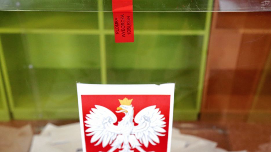 Osoby, które głosują w sposób tradycyjny, czyli w lokalu wyborczym, muszą zabrać dokument potwierdzający tożsamość.