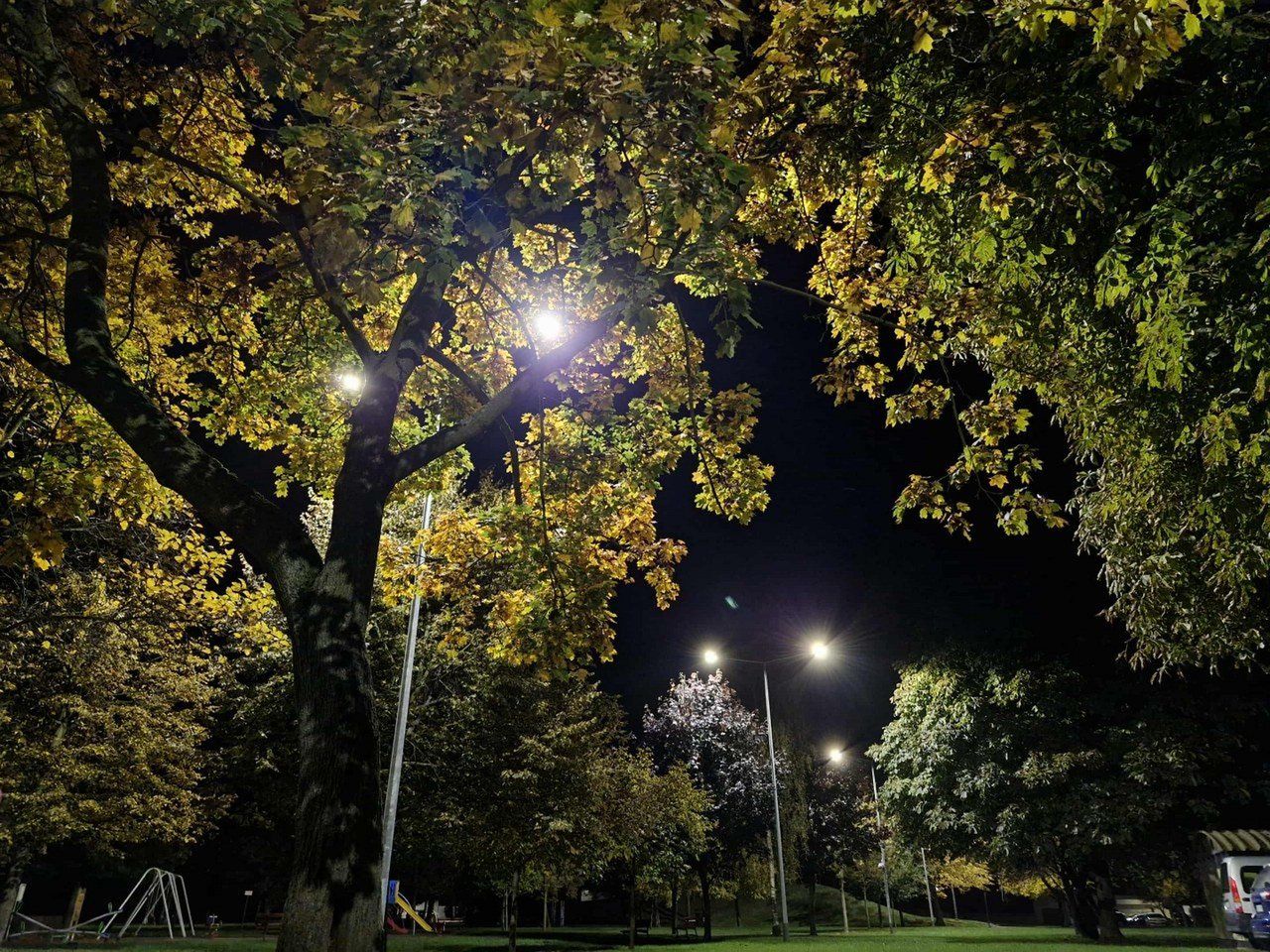Jesienne wieczory w Zduńskiej Woli bywają zaskakujące. Zdobią miasto