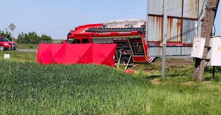 Dwie osoby nie żyją po zderzeniu wozu strażackiego i auta osobowego