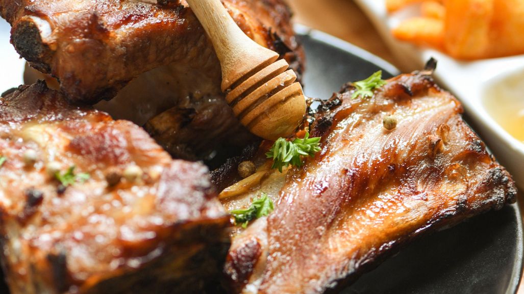 Żeberka na miodzie są soczyste