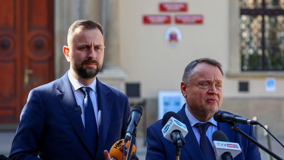 Kraków, 27.03.2024. Wicepremier, minister obrony narodowej Władysław Kosiniak-Kamysz (L) i zastępca prezydenta miasta Andrzej Kulig (P) podczas konferencji prasowej na Placu Wszystkich Świętych obok magistratu w Krakowie, 27 bm. (jm) PAP/Art Service
