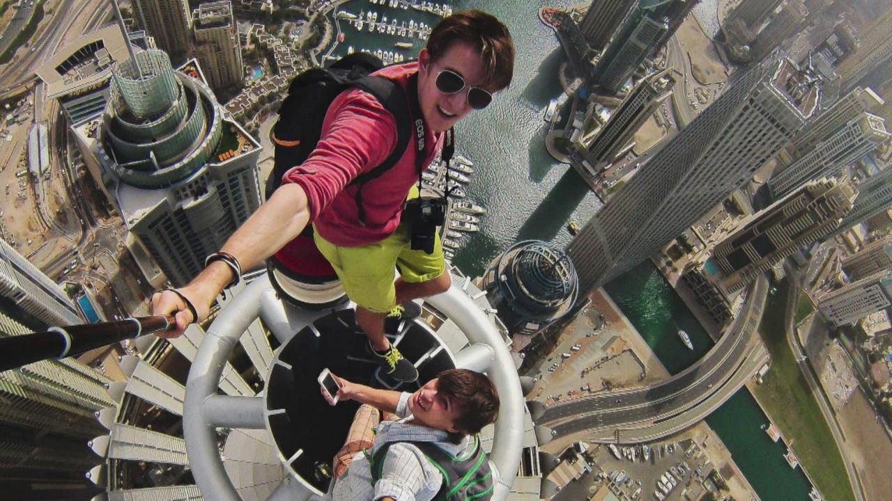 Zabójcze selfie. Coraz więcej osób ginie przez własną głupotę 2