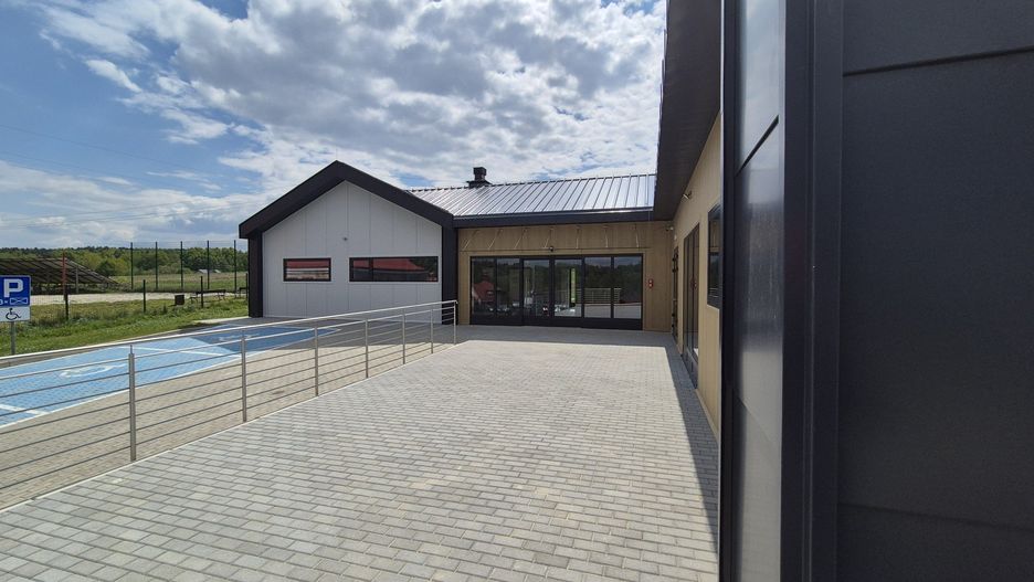 Budynek COM to parterowy obiekt o powierzchni blisko 500 m², zaprojektowany zgodnie z najnowszymi standardami dostępności, komfortu i funkcjonalności
