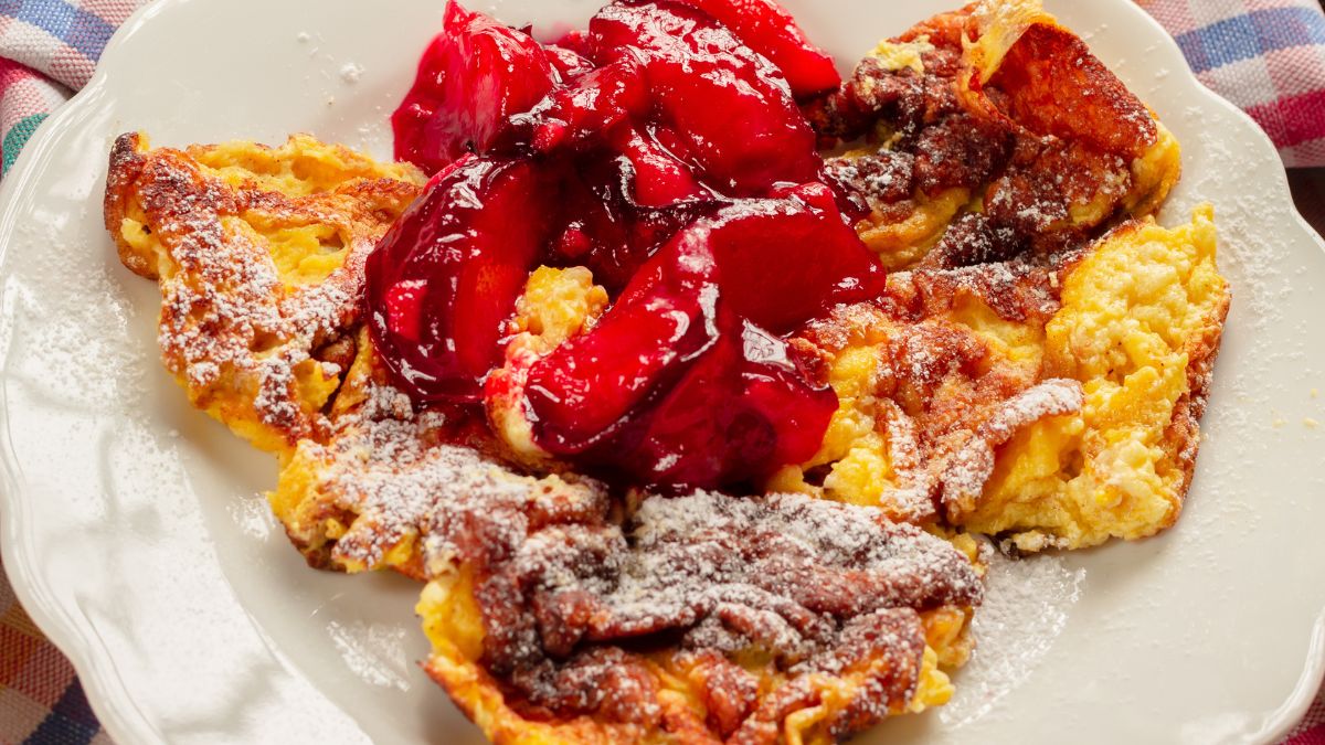 Omlet cesarski z karmelizowanymi śliwkami można podać na deser