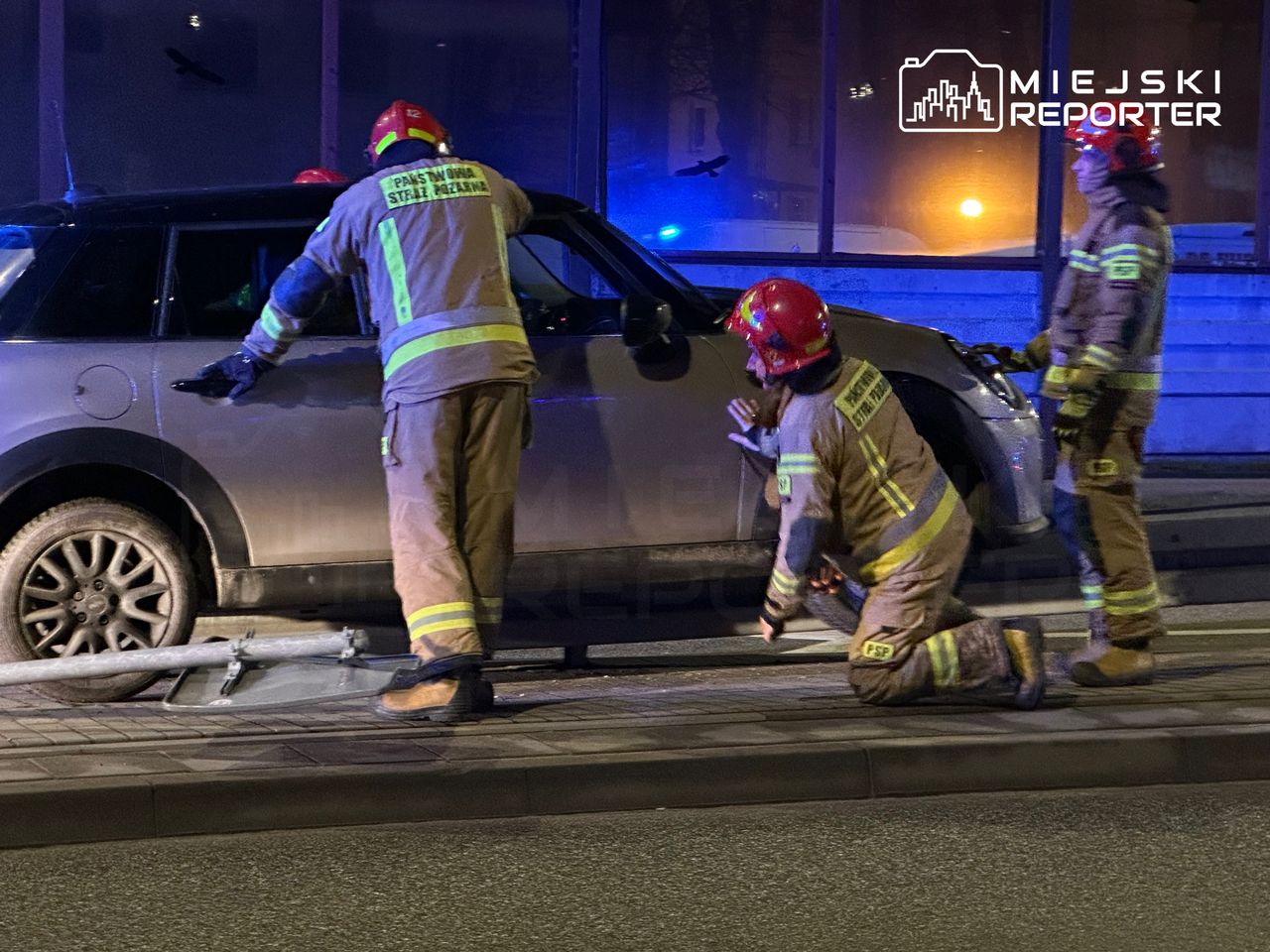 Nietypowa kolizja w Warszawie. Mini cooper zawisł na barierkach