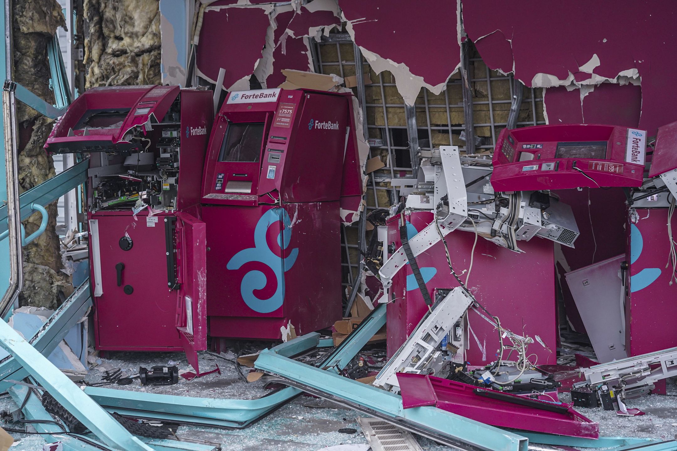 Zniszczone przez protestujących bankomaty