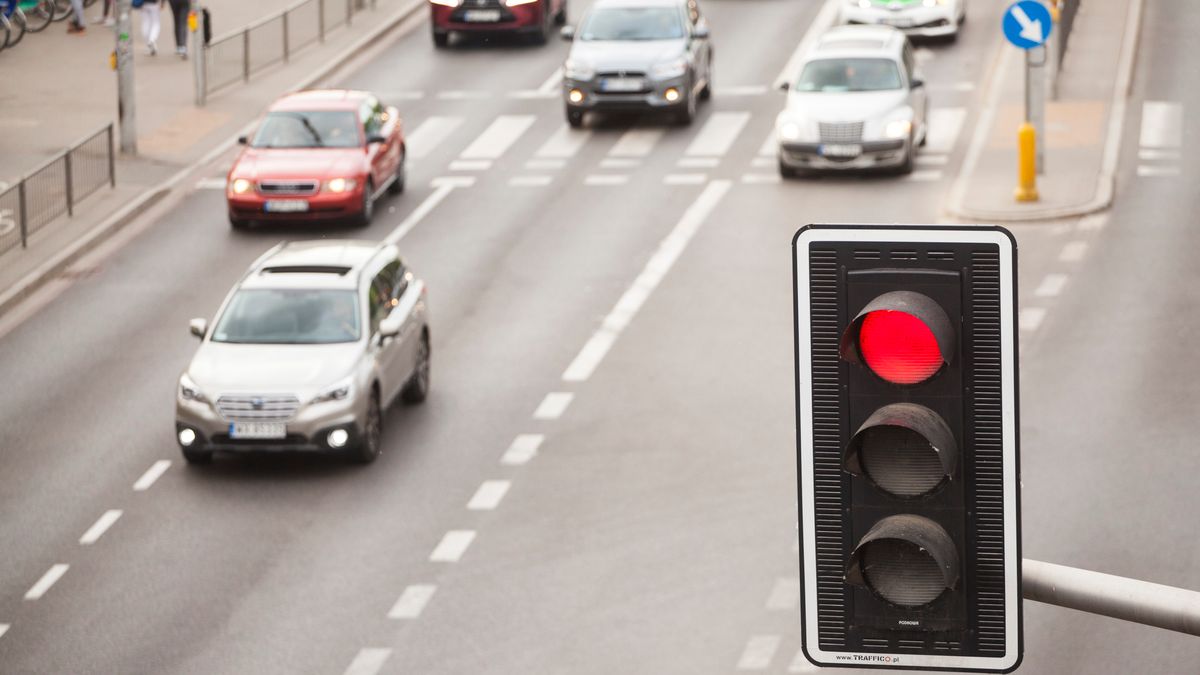 Na przejściach z sygnalizacją sytuacja jest prosta. Gorzej, gdy jej nie ma bądź jest zepsuta.
