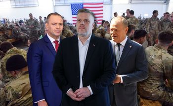 "Żyją na innej planecie". Zandberg uderza w prezydenta i premiera