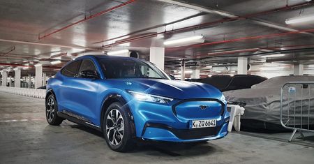 Ford Mustang Mach-E: budzi kontrowersje w internecie, ale martwić powinien tylko Teslę