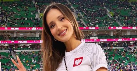 Marina Łuczenko pokazała, jak z Liamem kibicuje Polakom podczas meczu z Austrią. Włożyli wyjątkowe koszulki. Uroczo? (FOTO)