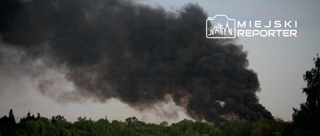Pożar w Szeligach. Kłęby czarnego dymu widziane z Warszawy. Trwa akcja gaśnicza