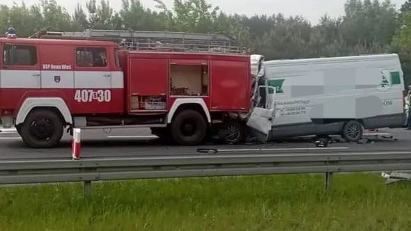 Tragiczny wypadek na S1. Samochód dostawczy wbił się w wóz strażacki