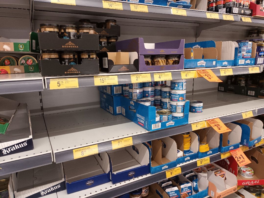 Klienci Biedronki wykupowali towary z długim terminem spożycia