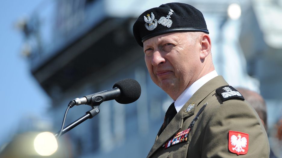 Gen. Różański krytykuje rządowe zakupy broni