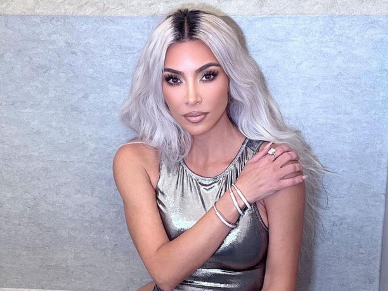 Kim Kardashian w olśniewającej kreacji. Wie, jak zwrócić na siebie uwagę