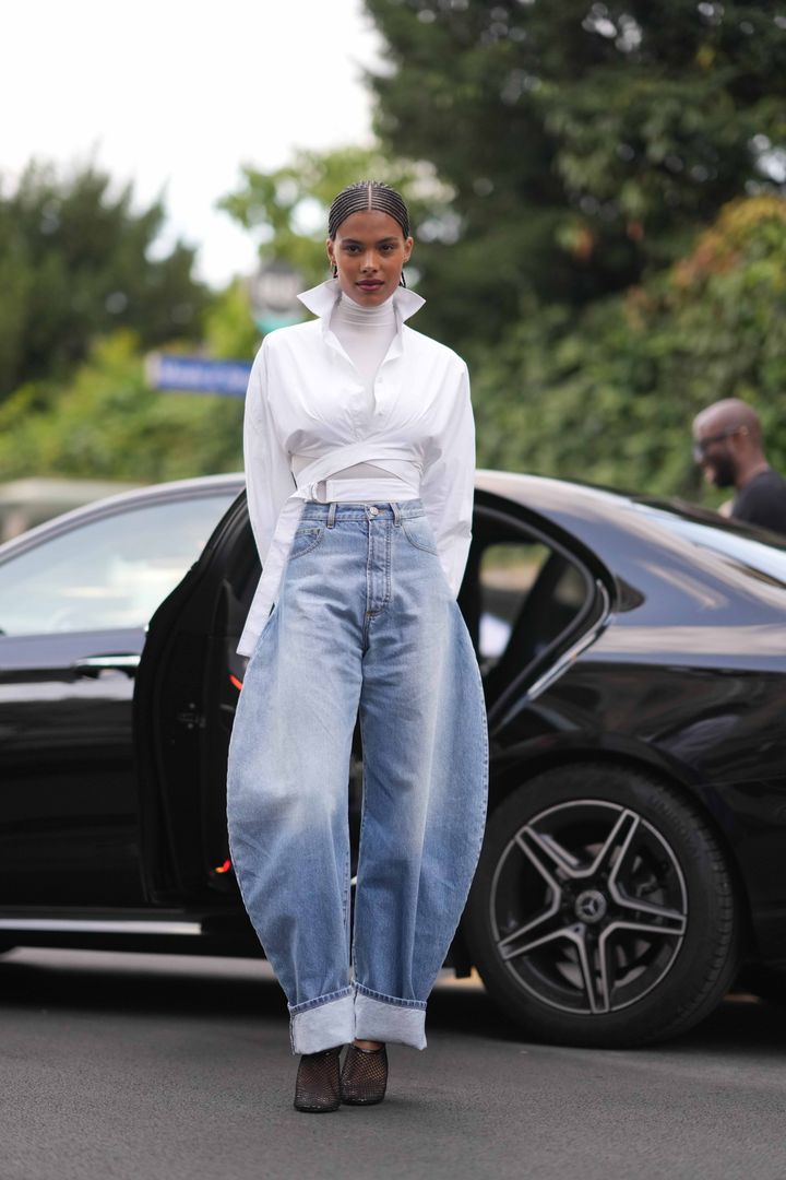 Puddle jeans z wywiniętą nogawką