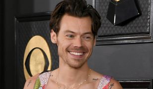 Tylko on mógł się tak ubrać. Harry Styles wskoczył w kolorowy kombinezon i odsłonił tors