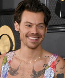 Tylko on mógł się tak ubrać. Harry Styles wskoczył w kolorowy kombinezon i odsłonił tors