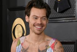 Tylko on mógł się tak ubrać. Harry Styles wskoczył w kolorowy kombinezon i odsłonił tors