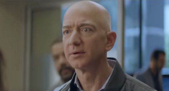 Jeff Bezos w reklamie głośnika Alexa na Super Bowl
