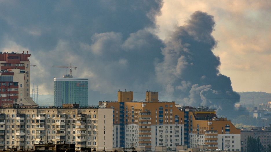 Kij�w ostrzelany przez wojska rosyjskie
KYIV, UKRAINE - OCTOBER 10, 2022 - Black smoke rises over the Ukrainian capital as a result of russian missile attacks, Kyiv, capital of Ukraine.
Yevhen Kotenko