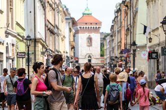 Mediana wynagrodzeń w Polsce niższa od średniej o prawie jedną czwartą. Nowe dane GUS