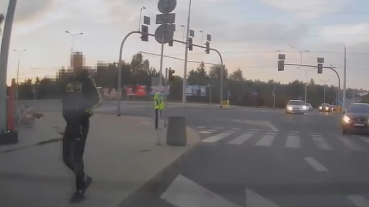 Pieszy chciał zaatakować kierowcę hulajnogą