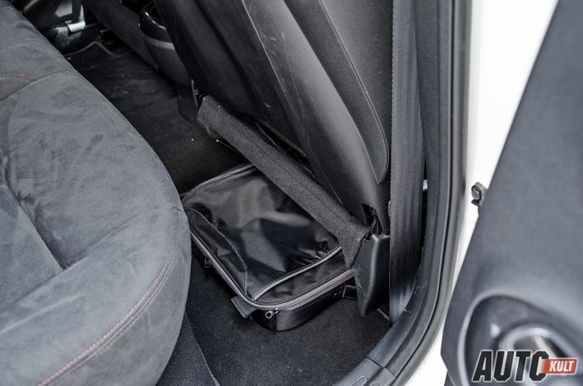 Płaskie torby, na przykład torbę na laptop można z powodzeniem schować pod siedzenie