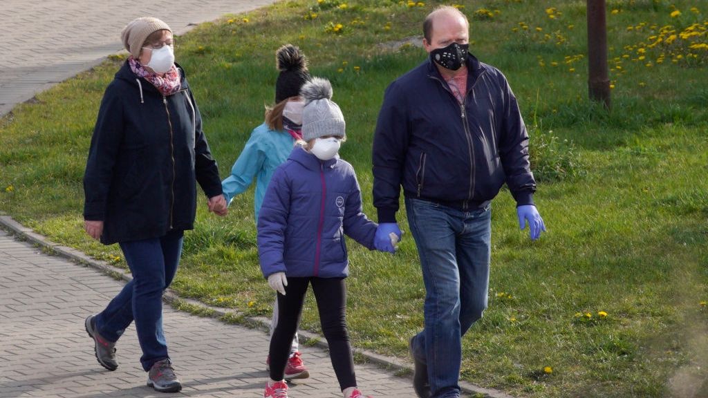Koronawirus w Polsce. Po 15 maja nie będzie obowiązku zakrywania twarzy na dworze