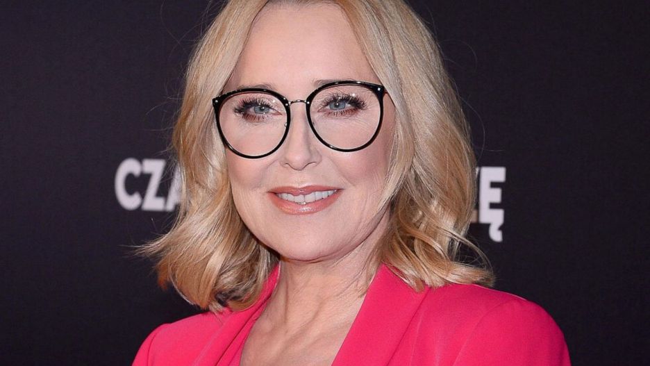 Agata Młynarska w białym garniturze odmłodzona o kilka lat.