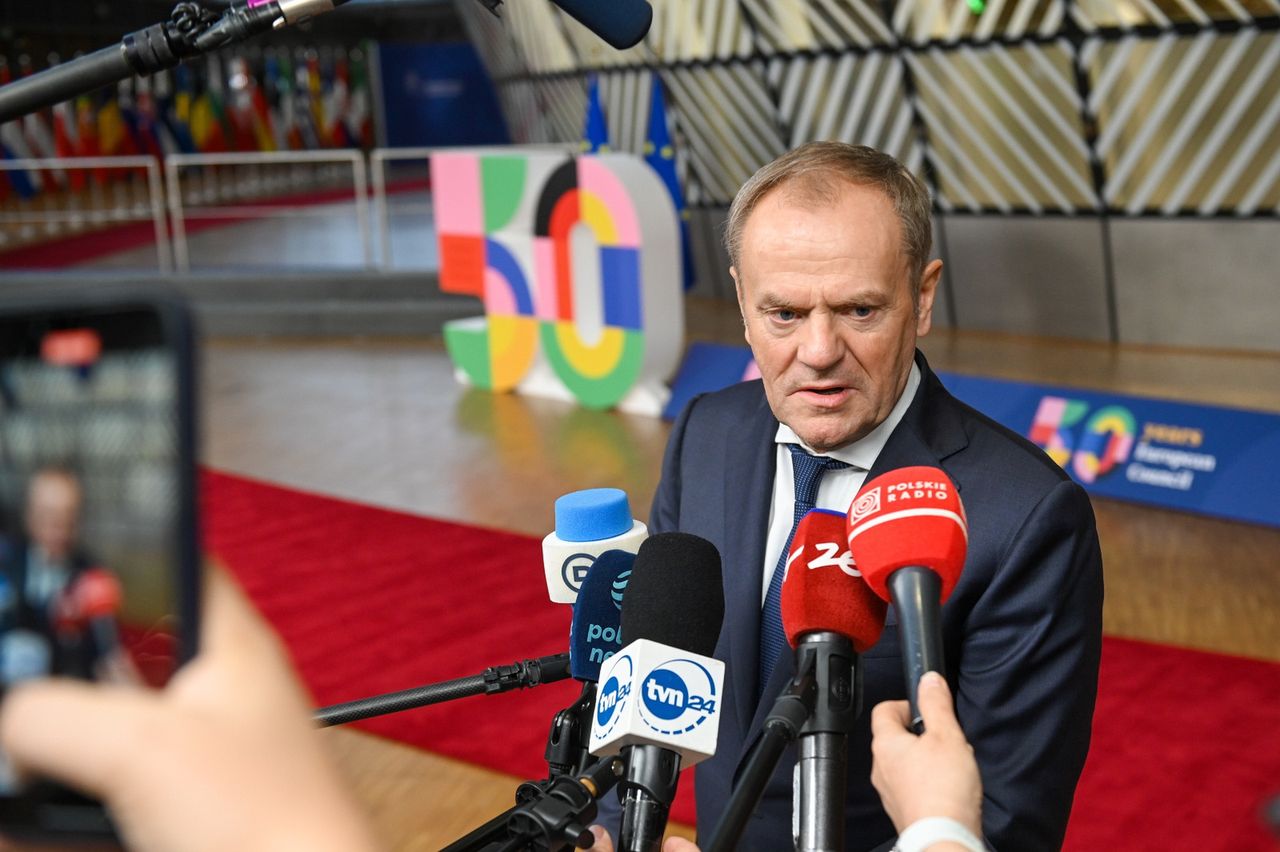 Zachrypnięty Tusk w Brukseli: Tu wszyscy mają koklusz