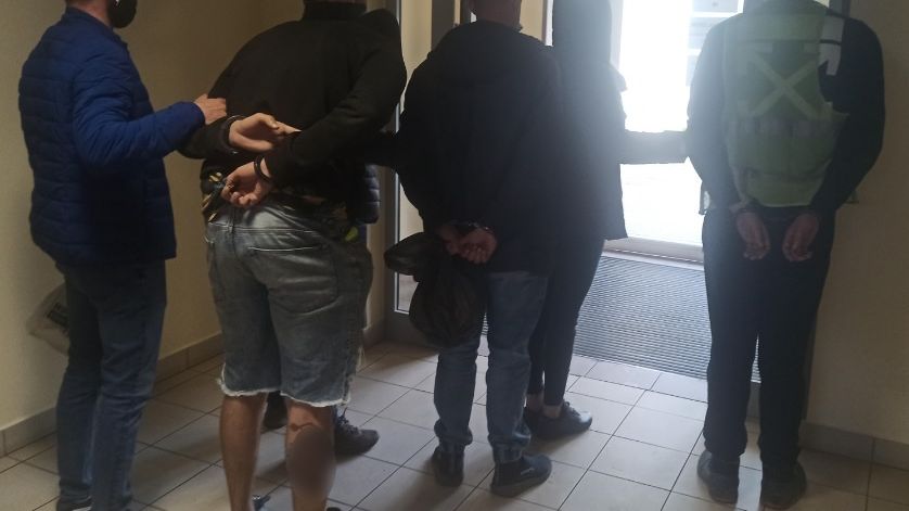 Policjanci zatrzymali sześciu mężczyzn podejrzanych o okradanie pracodawcy