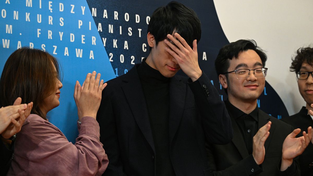 Warszawa, 21.10.2025. XIX Konkurs Chopinowski. Laureat pierwszego miejsca, Eric Lu z USA (C) podczas ogłoszenia wyników finału XIX edycji Konkursu Chopinowskiego w sali koncertowej Filharmonii Narodowej w Warszawie, w nocy z 20 na 21 bm. (amb) PAP/Radek Pietruszka