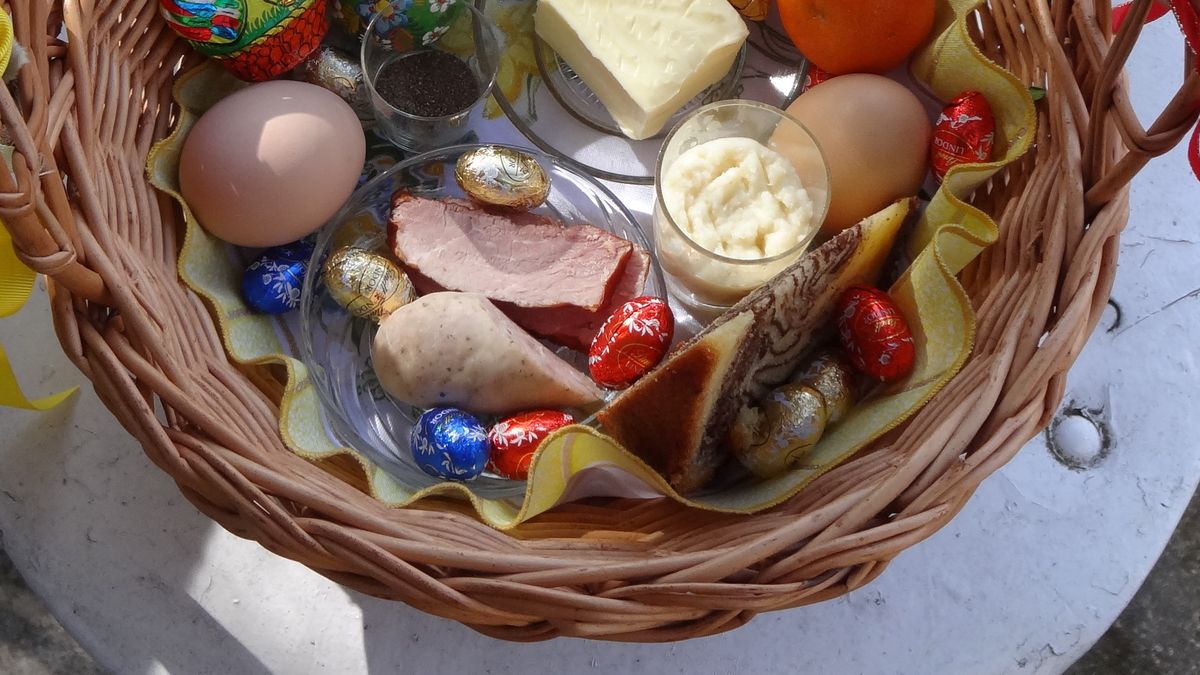 Chrzan w wielkanocnym koszyczku