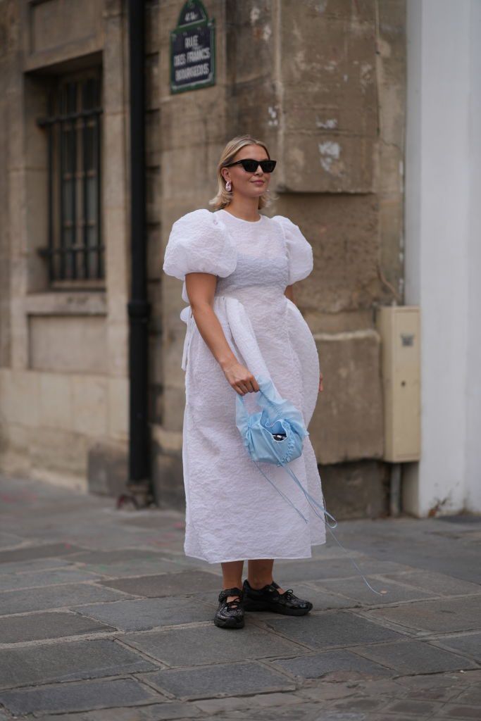 Biała sukienka od Cecilie Bahnsen