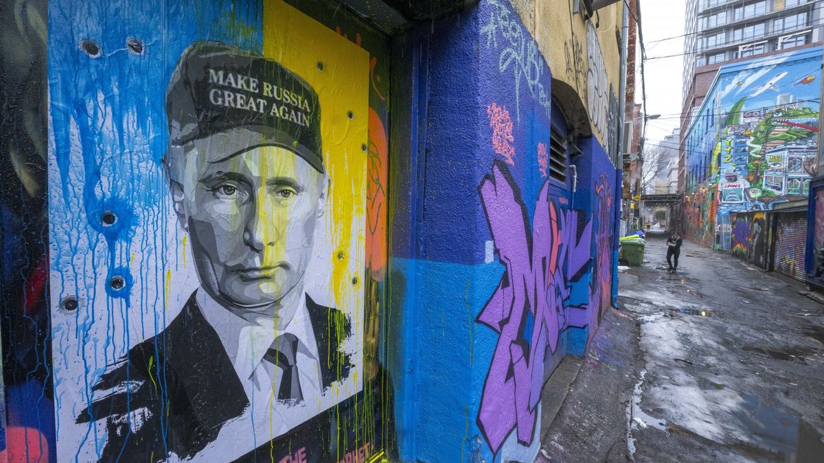 Mural z W?adimirem PutinemA poster of Russian President Vladimir Putin painted in Ukrainian colours in Graffiti Alley in Toronto on Monday, March 7, 2022. (Frank Gunn/The Canadian Press via AP)The Canadian Press
