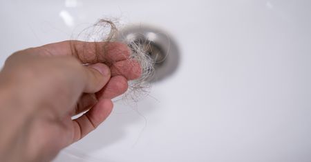 Odpływ w zlewie się zatkał? Mało kto zna ten genialny patent