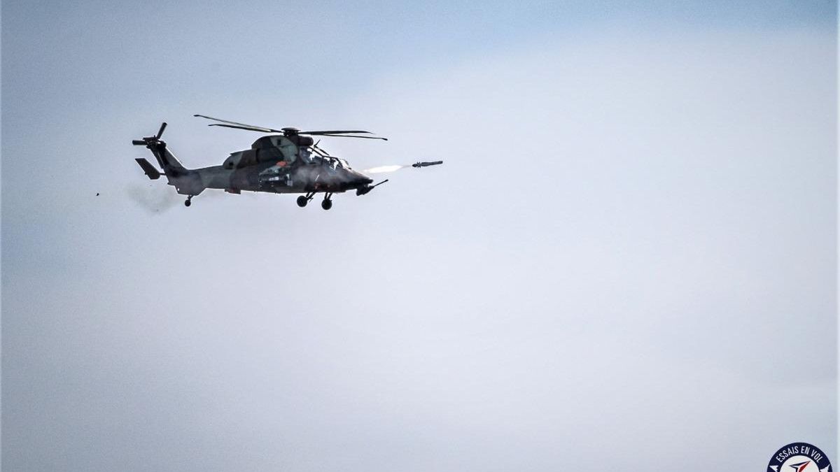 Śmigłowiec Tiger odpala pocisk AKERON LP.