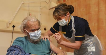 Szczepionka przeciw COVID. Wielka Brytania korzysta z produktu AstraZeneca