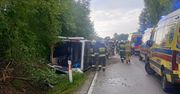 Wypadek w Małopolsce. Bus przewoził nastolatków. Zjechał do rowu i przewrócił się
