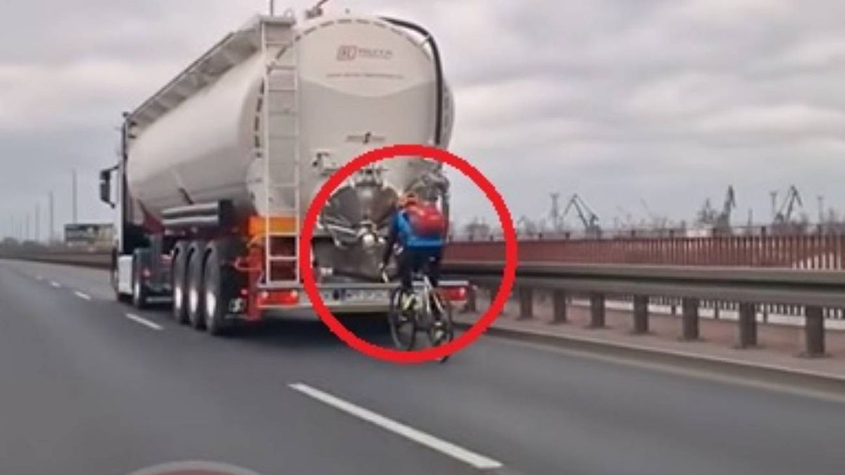 Rowerzysta jechał za ciężarówką na DK 10