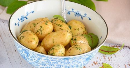 Kucharka zdradziła mi genialny trik na młode ziemniaczki. Już nie męczę się ze skrobaniem